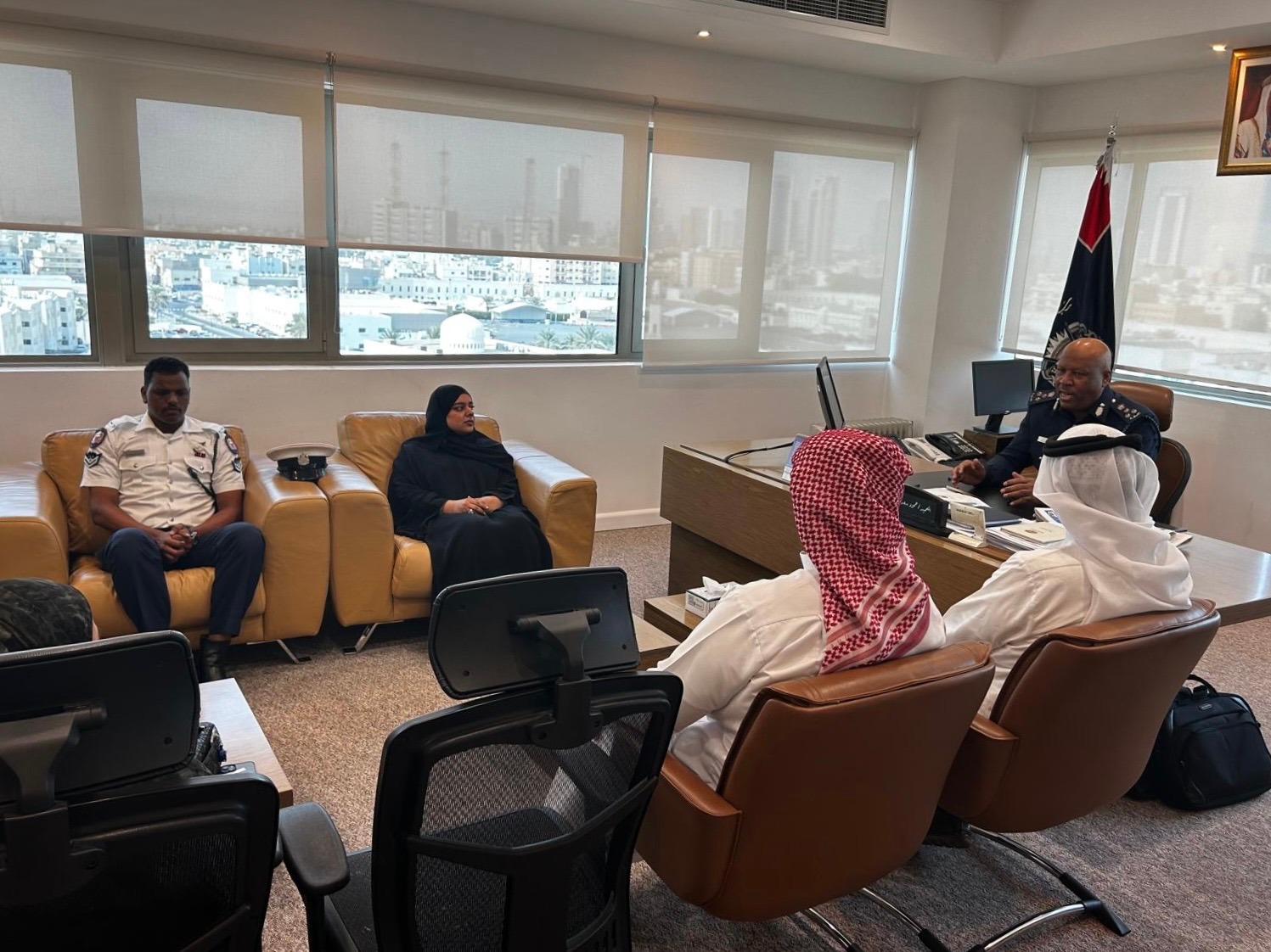 الوكيل المساعد للشئون القانونية يكرم عدد من الطلبة الجامعيين المتدربين<